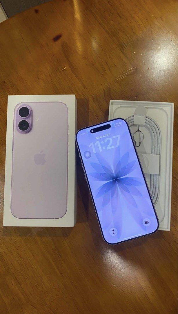 Brand New Iphone 17 (Category: iPhone 17 Series) located in Manila. Submitted by catherine.421 (Listing ID 1460394096, Image 1). Description: 256 gb Brand new condition Factory Unlocked No dents and hidden issue.