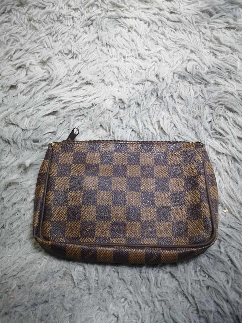 Brown & Dark Brown Plaid Pattern Coin Purse (Category: Wallets & Card holders) located in Santa Cruz. Submitted by jmy_surplus.2 (Listing ID 1460436991, Image 1). Description: Size ; L - 5.5 W - 8.4 Color ; Brown Type ; Coin Purse Brand ; No brand Material ; Leather Style ; Matte Plaid Pattern Coin Purse LR 129 JMY 1 Batch #221 AVAILABLE.