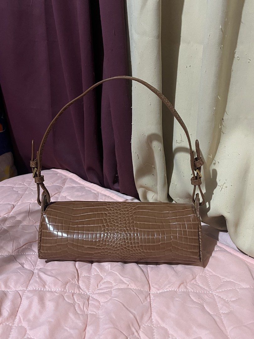 brown kili bag (Category: Shoulder Bags) located in Manila. Submitted by az0r_ (Listing ID 1460403971, Image 3). Description: brown kili baggg super nice nito gold na gold pa wardware with minimal issue sa gilid (see pics) location: balagtas, bulacan.