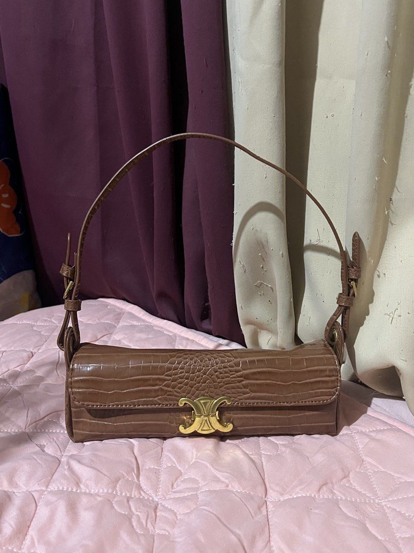 brown kili bag (Category: Shoulder Bags) located in Manila. Submitted by az0r_ (Listing ID 1460403971, Image 2). Description: brown kili baggg super nice nito gold na gold pa wardware with minimal issue sa gilid (see pics) location: balagtas, bulacan.