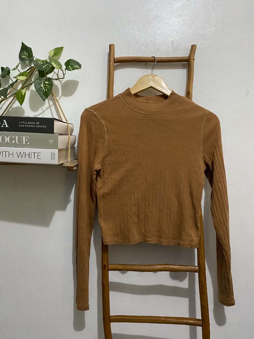 Brown Ribbed Mock Neck Long Sleeve Top (Category: Longsleeves) located in Manila. Submitted by irespectthehustle (Listing ID 1460430970, Image 1). Description: - Brown ribbed long sleeve top - Mock neck design - Cropped fit - Best fits size Small to Medium - Super comfy material - Perfect for layering or wearing solo.