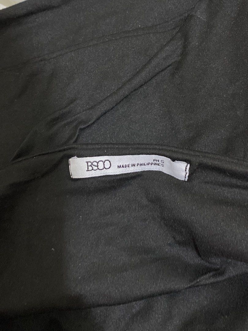 BSCO Black V-Neck Halter Tank Top (Category: Sleeveless) located in Taguig. Submitted by maly01_ (Listing ID 1460403191, Image 3). Description: dm for inquiries :).