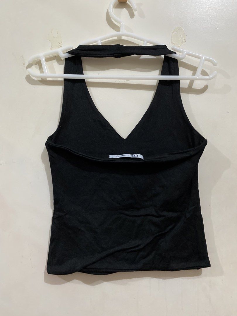 BSCO Black V-Neck Halter Tank Top (Category: Sleeveless) located in Taguig. Submitted by maly01_ (Listing ID 1460403191, Image 2). Description: dm for inquiries :).