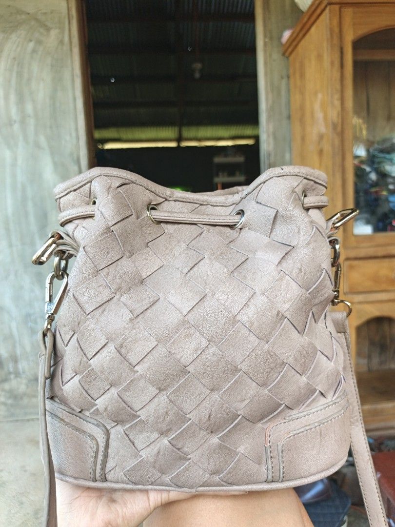 Bucket style sling bag (Category: Cross-body Bags) located in Manila. Submitted by ukay-ukaybylyn (Listing ID 1460308476, Image 2). Description: good condition💯 adjustable strap.