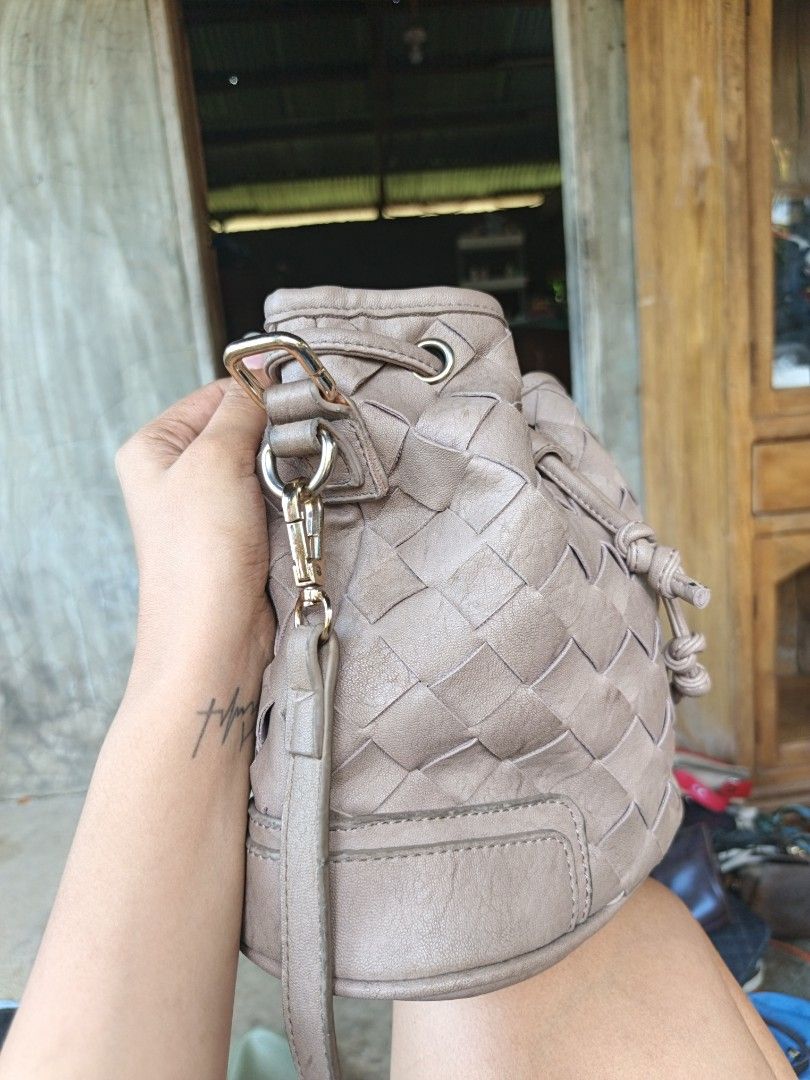 Bucket style sling bag (Category: Cross-body Bags) located in Manila. Submitted by ukay-ukaybylyn (Listing ID 1460308476, Image 3). Description: good condition💯 adjustable strap.