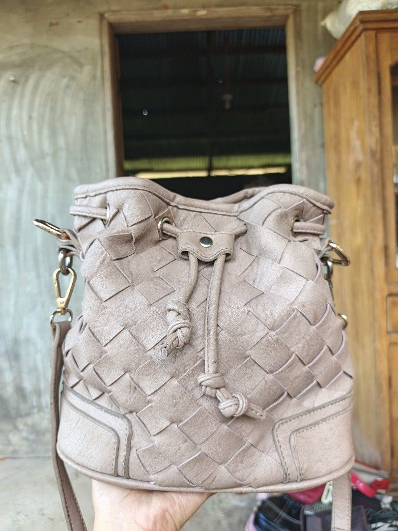 Bucket style sling bag (Category: Cross-body Bags) located in Manila. Submitted by ukay-ukaybylyn (Listing ID 1460308476, Image 1). Description: good condition💯 adjustable strap.