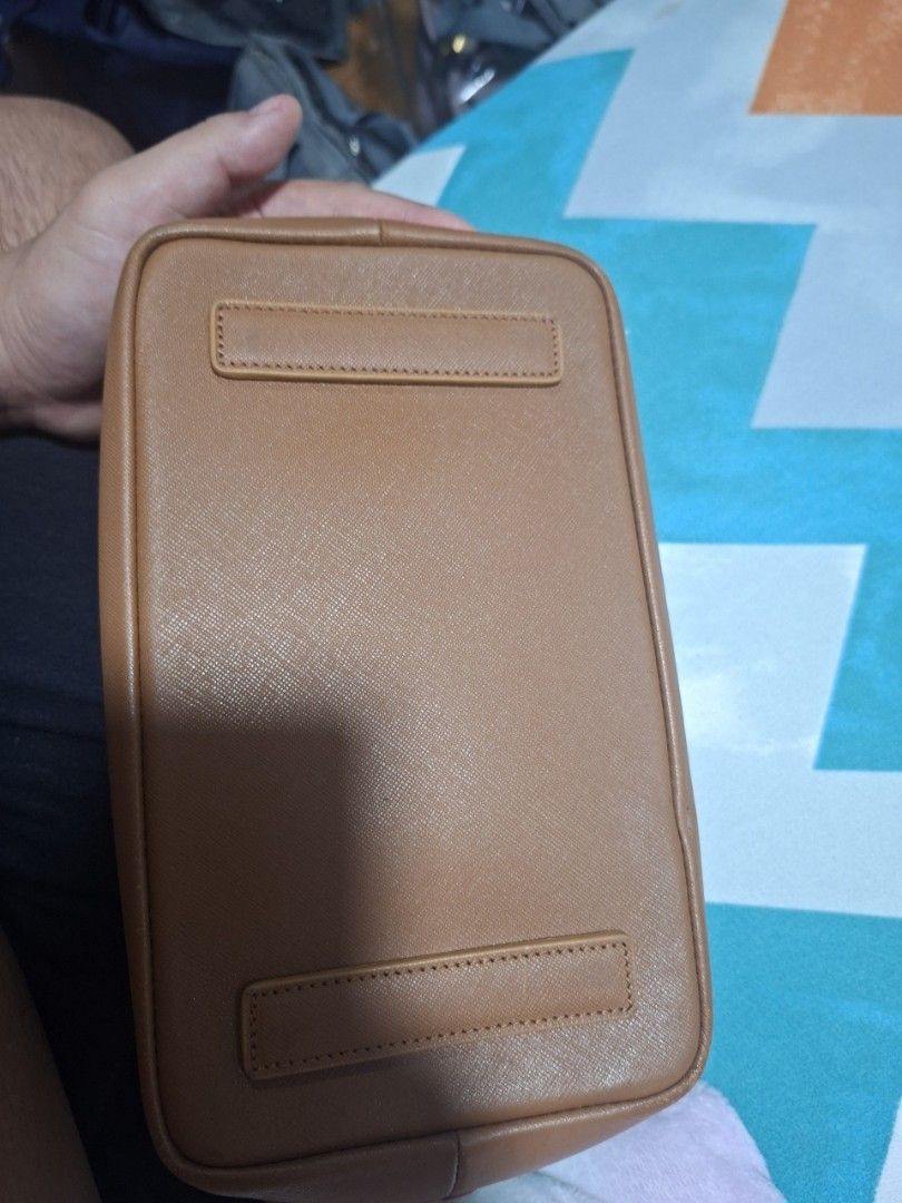 Bucket/sling bag/handbag (Category: Cross-body Bags) located in Bulacan. Submitted by orangekitten04 (Listing ID 1460310219, Image 3). Description: still in very good condition. i can send pictures.