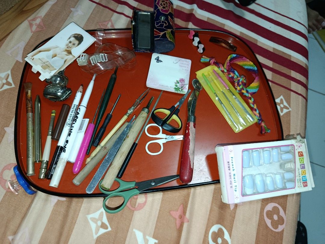 Bundle anik anik eyebrow pencil etc scissors (Category: Craft Supplies & Tools) located in Quezon City. Submitted by kristal68 (Listing ID 1460448423, Image 1). Description: .