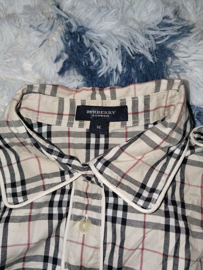 Burberry sleeve less (Category: Sleeveless) located in Barili. Submitted by francis88z (Listing ID 1460467281, Image 3). Description: Burberry size medium w17.5 L22 excellent condition no issue 685+sf.