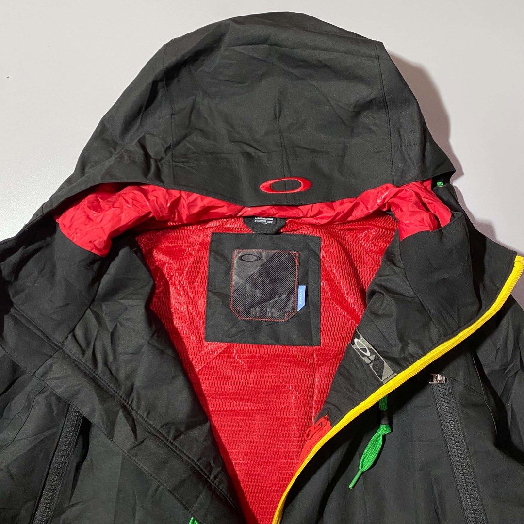 BURTONxOAKLEY LOOSE FIT JACKET (Category: Coats, Jackets and Outerwear) located in Cebu City. Submitted by drippinthrift (Listing ID 1460317711, Image 3). Description: RARE OAKLEY ORIGINATE SHELL SKI SNOW BOARD JACKET Size M Loose Fit Widht 23.5 Lenght 29 All zipper working.