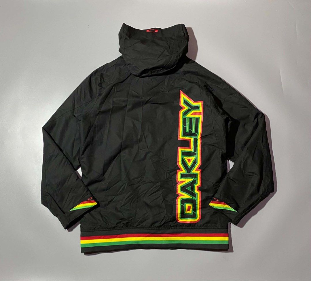 BURTONxOAKLEY LOOSE FIT JACKET (Category: Coats, Jackets and Outerwear) located in Cebu City. Submitted by drippinthrift (Listing ID 1460317711, Image 2). Description: RARE OAKLEY ORIGINATE SHELL SKI SNOW BOARD JACKET Size M Loose Fit Widht 23.5 Lenght 29 All zipper working.