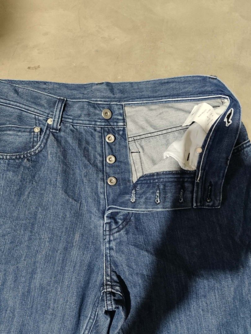 Buttons,Selvedge Blue Denim Jeans (Category: Activewear) located in Mawab. Submitted by kingacecruda (Listing ID 1460469189, Image 3). Description: - Classic blue denim jeans - Button fly closure - Straight leg fit - Selvedge detail on cuff (visible when rolled) - Ideal for everyday wear - Dimes : 32x39.6.