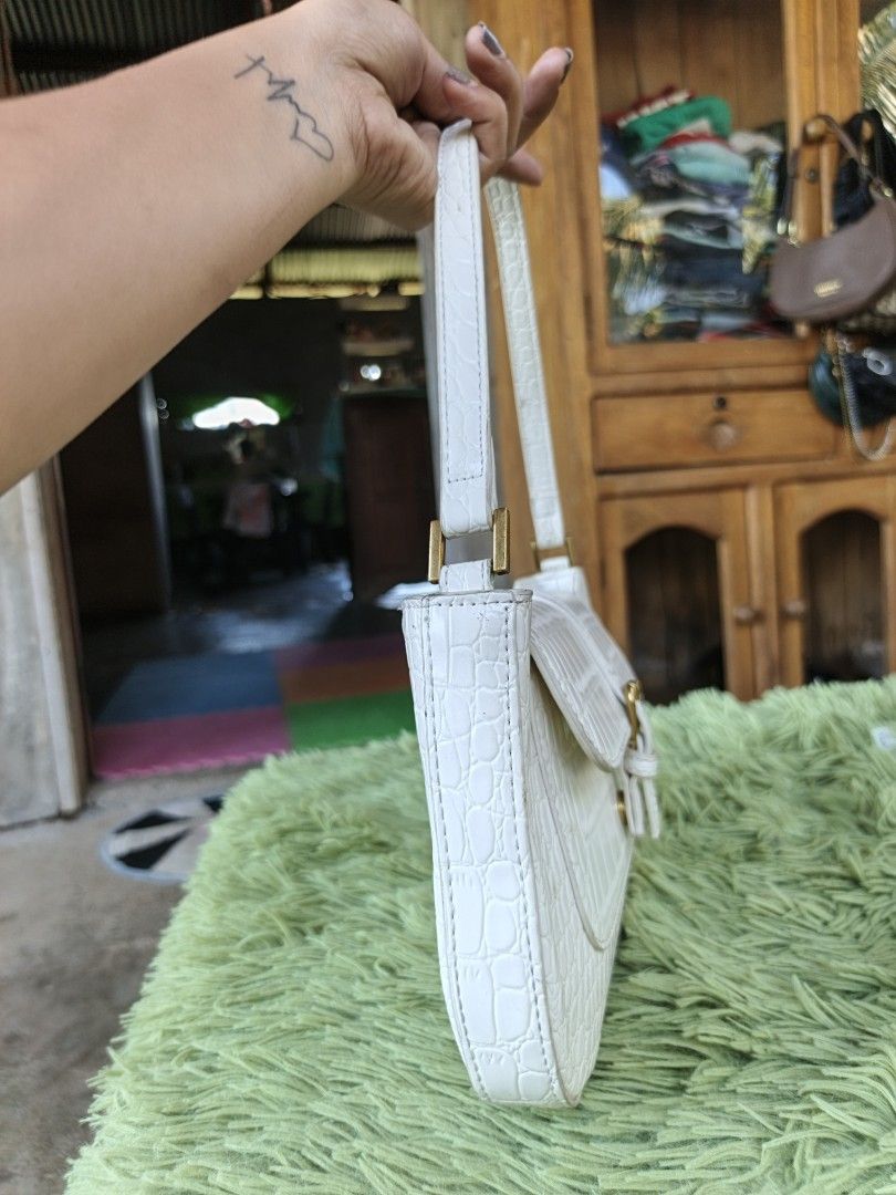 By far white shoulder bag (Category: Shoulder Bags) located in Manila. Submitted by ukay-ukaybylyn (Listing ID 1460307681, Image 3). Description: good condition💯 uy maharlika ganito.