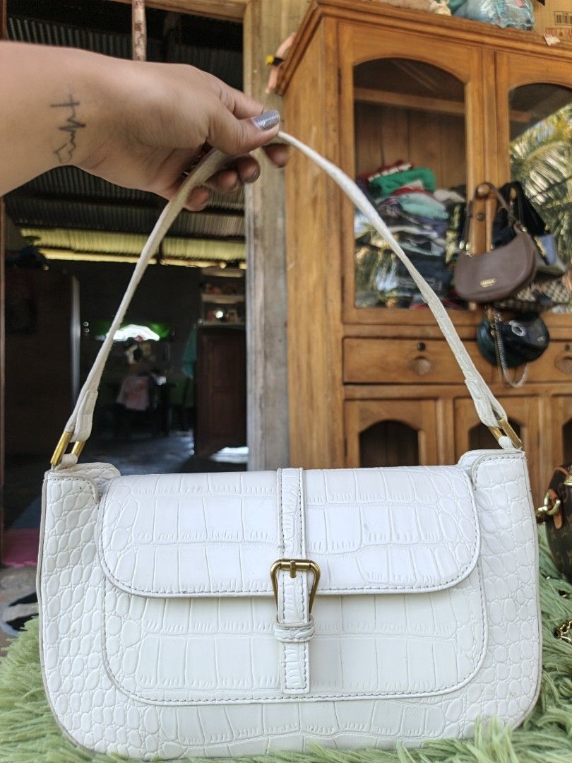By far white shoulder bag (Category: Shoulder Bags) located in Manila. Submitted by ukay-ukaybylyn (Listing ID 1460307681, Image 1). Description: good condition💯 uy maharlika ganito.