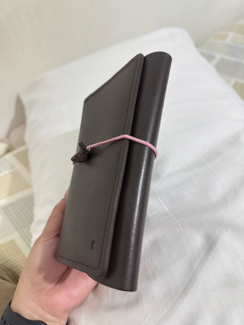 CADA DIA Trifold leather folio (Category: Looking For) located in Cagayan de Oro. Submitted by silvercloud.131bb0 (Listing ID 1460332577, Image 3). Description: .