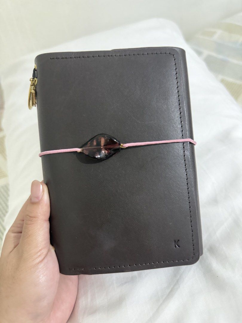 CADA DIA Trifold leather folio (Category: Looking For) located in Cagayan de Oro. Submitted by silvercloud.131bb0 (Listing ID 1460332577, Image 1). Description: .