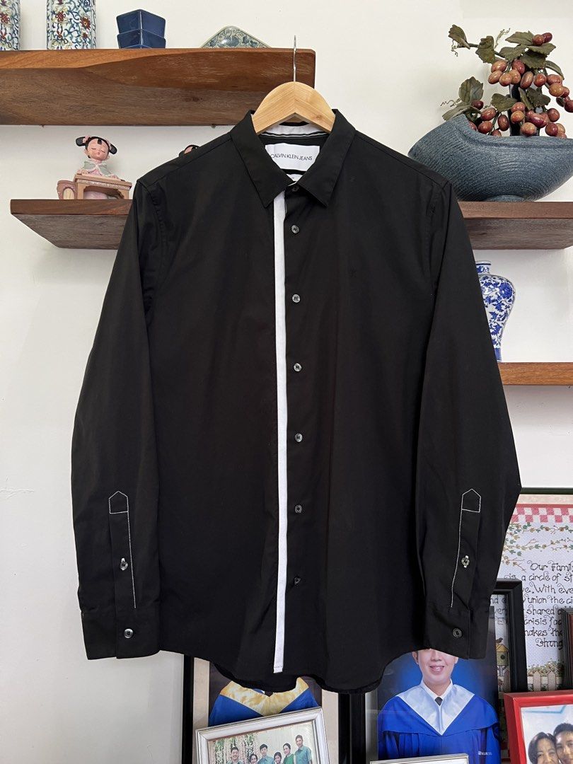 CALVIN KLEIN CONTRAST PLACKET LONG SLEEVE (Category: Formal Shirts) located in Solano. Submitted by aljoners (Listing ID 1460464115, Image 2). Description: Size: L Width: 21 Length: 29 Color rate: 10/10 Condition: 10/10 Issue/s: None - Black in actual - Hang tag nalang kulang brand new na - P.S diko na kasi kasya, galing canada “Color may vary due to lighting”.