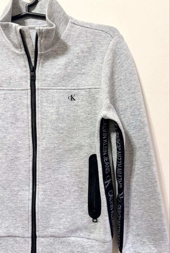 Calvin Klein Kids jacket (Category: Babies & Kids Fashion) located in Tarlac. Submitted by giannisdeclutters4106 (Listing ID 1460392989, Image 2). Description: Good as new Tried on only but never worn. Too small for my boy Unisex Fits 6-8yrs.