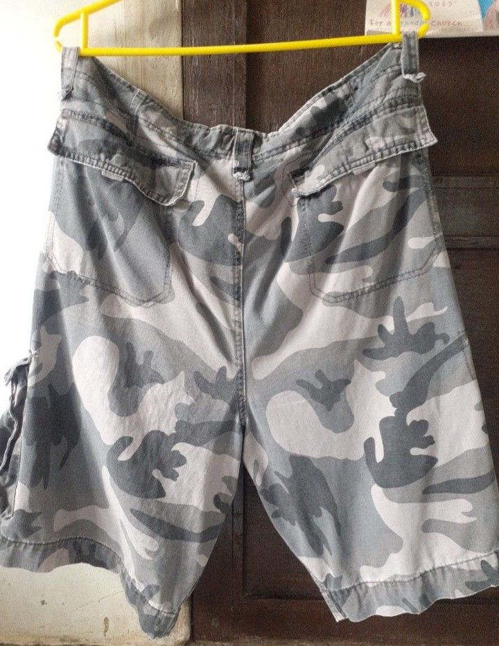 camou bilhin nyona (Category: Shorts) located in Alaminos. Submitted by troyjared67 (Listing ID 1460503420, Image 2). Description: size 38 on tag.