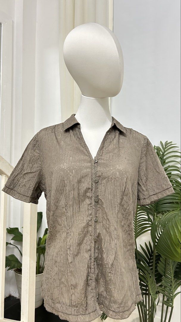 CANDA Taupe Textured Abstract Print Short Sleeve Button Down Blouse Large (Category: Blouses) located in San Jose del Monte. Submitted by vanessabarredo (Listing ID 1460441459, Image 3). Description: CANDA Taupe Textured Abstract Print Button-Down Blouse EXCELLENT CONDITION Elegant CANDA short-sleeve blouse in a muted taupe/mushroom shade with subtle tonal abstract stripe detailing. Features a softly textured crinkled finish, classic collar, tona