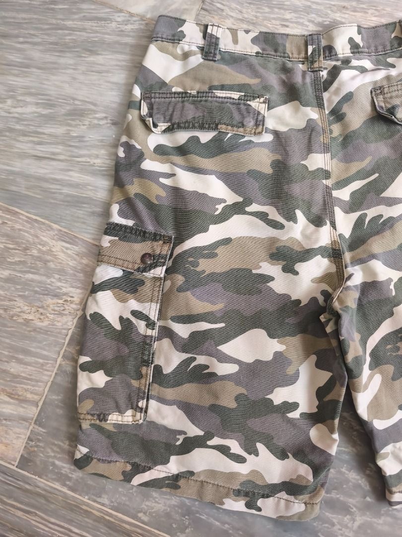 Carhartt Cargo Short (Category: Shorts) located in Lucena. Submitted by 0174.archive (Listing ID 1460419504, Image 3). Description: very good used condition no flaws Actual Measurements (inches) Waist: 18 / 36 around Inseam: 11 Out seam: 23 Front Rise: 15 Thigh: 15 Leg opening: 12.5 Message before buying if you have question Items are new / pre-loved / second hand used Manage your expectations Buy with confidence. No return no exchange.