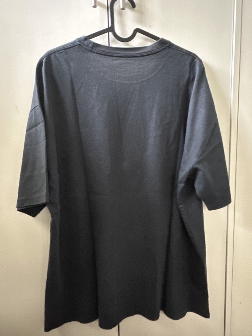 Carhartt Pocket T-Shirt (Category: Tshirts & Polo Shirts ) located in Mandaluyong City. Submitted by ayesesey (Listing ID 1460403392, Image 2). Description: - Classic Carhartt pocket tee - Color: Dark blue - Size: Medium (Oversized) - Simple and versatile for everyday wear - Perfect for layering or wearing on its own - Please check photos for detailed condition.