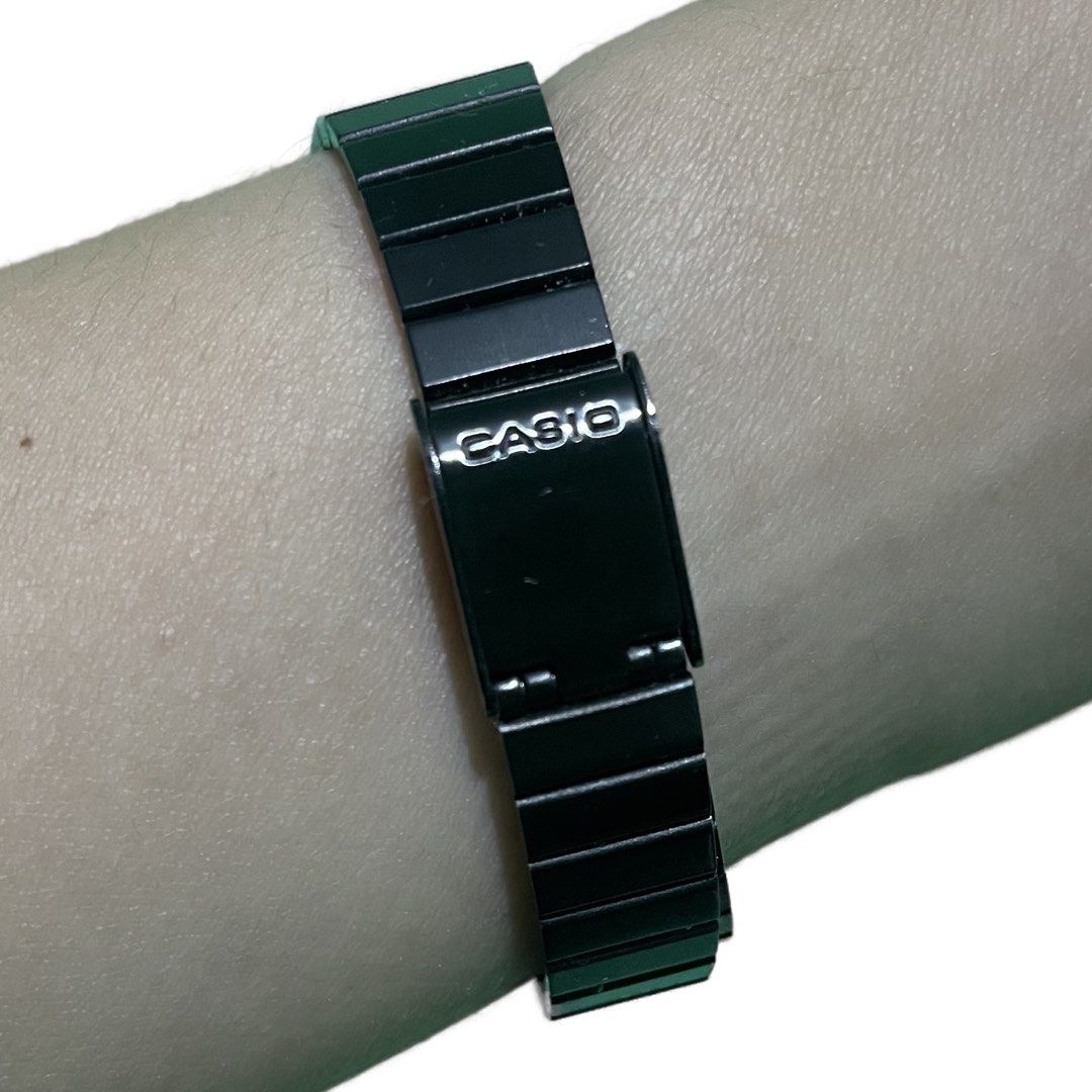 Casio Vintage Gold Black Watch (Category: Women's Watches) located in Baguio. Submitted by bentabox (Listing ID 1460368235, Image 3). Description: original casio no flaws/scratches works perfectly negotiable price.