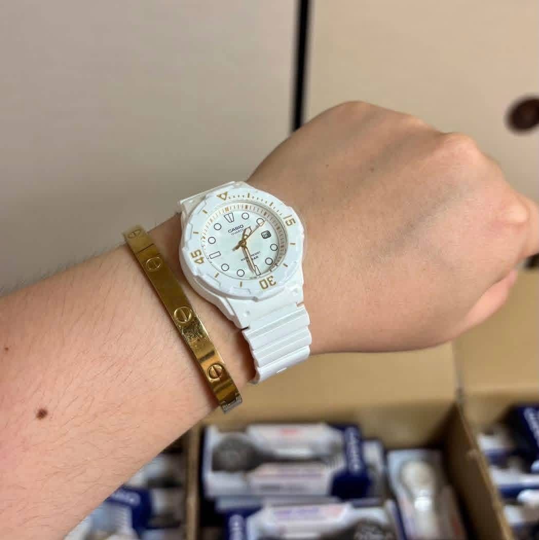 Casio Watch (Category: Women's Watches) located in Baguio. Submitted by donafaye (Listing ID 1460373139, Image 2). Description: Casio Collection LRW-200H-7E2JF, a compact and casual ladies’ analog watch known for its sporty, marine-inspired aesthetic. Key Specifications & FeaturesDesign: • Clean all-white durable resin case and band paired with subtle gold-tone details on the hands and time markings. •Bezel: Bi-directional rotating timer bezel. •