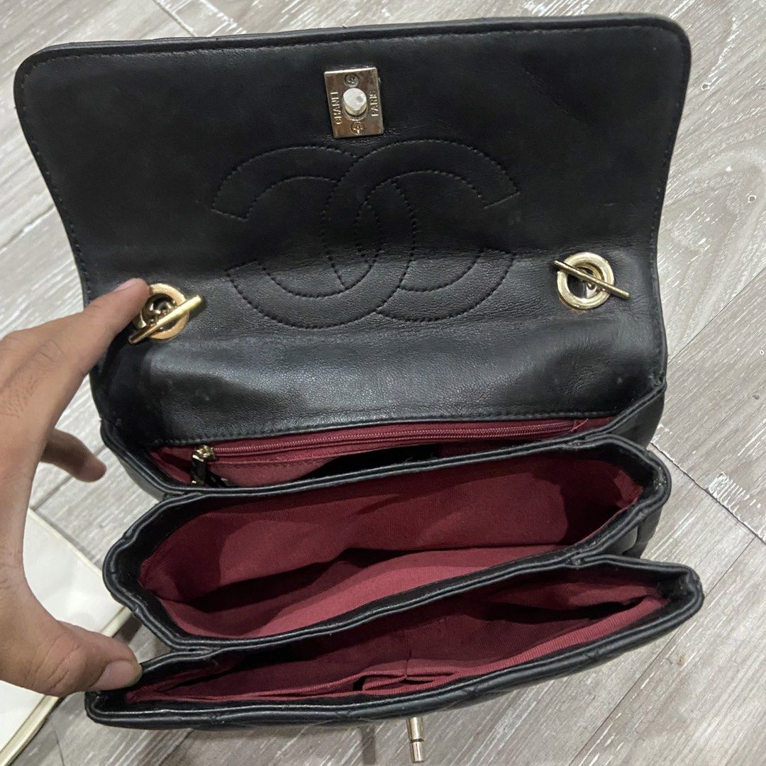 Chanel (Category: Luxury Bags & Wallets) located in Dueñas. Submitted by d1gidoll (Listing ID 1460488482, Image 3). Description: 10/10 Color rate ISSUE: See pics.