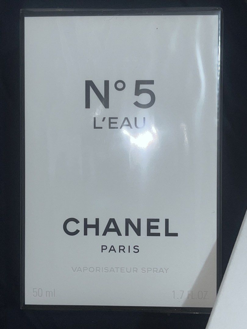 Chanel N°5 L'Eau Eau de Toilette 50ml (Category: Fragrance & Deodorants) located in Quezon City. Submitted by _gdjshop (Listing ID 1460388140, Image 1). Description: • Elegant clear glass bottle with a crystal-like cap •Batch code 1401 clearly visible on bottle • Bought from Duty Free • What you see is what you get • Yung naka box po ang binibenta. • Sample lang po yung next pictures, para guide niyo po • Price is negotiable 💸 MOP: Gcash 📍QC .