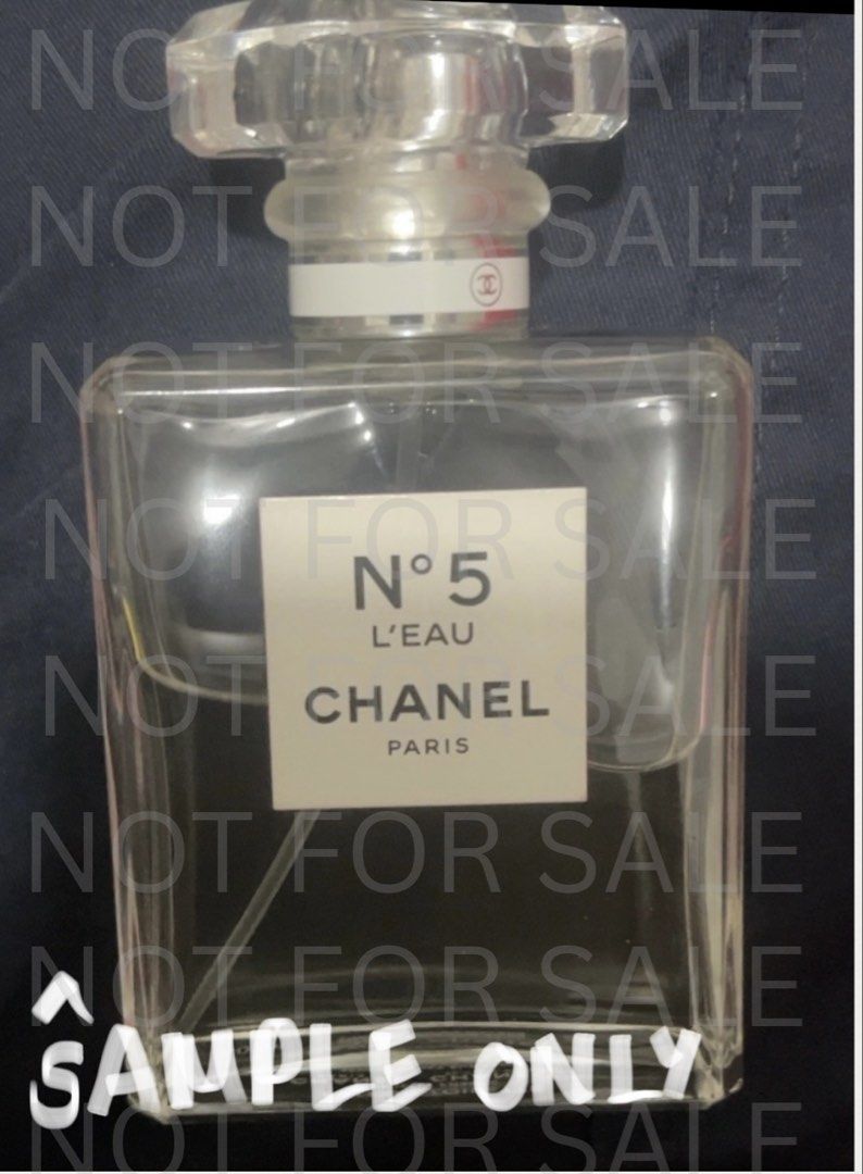 Chanel N°5 L'Eau Eau de Toilette 50ml (Category: Fragrance & Deodorants) located in Quezon City. Submitted by _gdjshop (Listing ID 1460388140, Image 2). Description: • Elegant clear glass bottle with a crystal-like cap •Batch code 1401 clearly visible on bottle • Bought from Duty Free • What you see is what you get • Yung naka box po ang binibenta. • Sample lang po yung next pictures, para guide niyo po • Price is negotiable 💸 MOP: Gcash 📍QC .