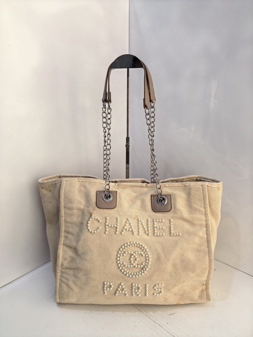 Chanel vintage (Category: Luxury Bags & Wallets) located in Davao. Submitted by bluegvs64252 (Listing ID 1460417263, Image 1). Description: Pls pm me nalang po for more details ng bag, negotiable po.