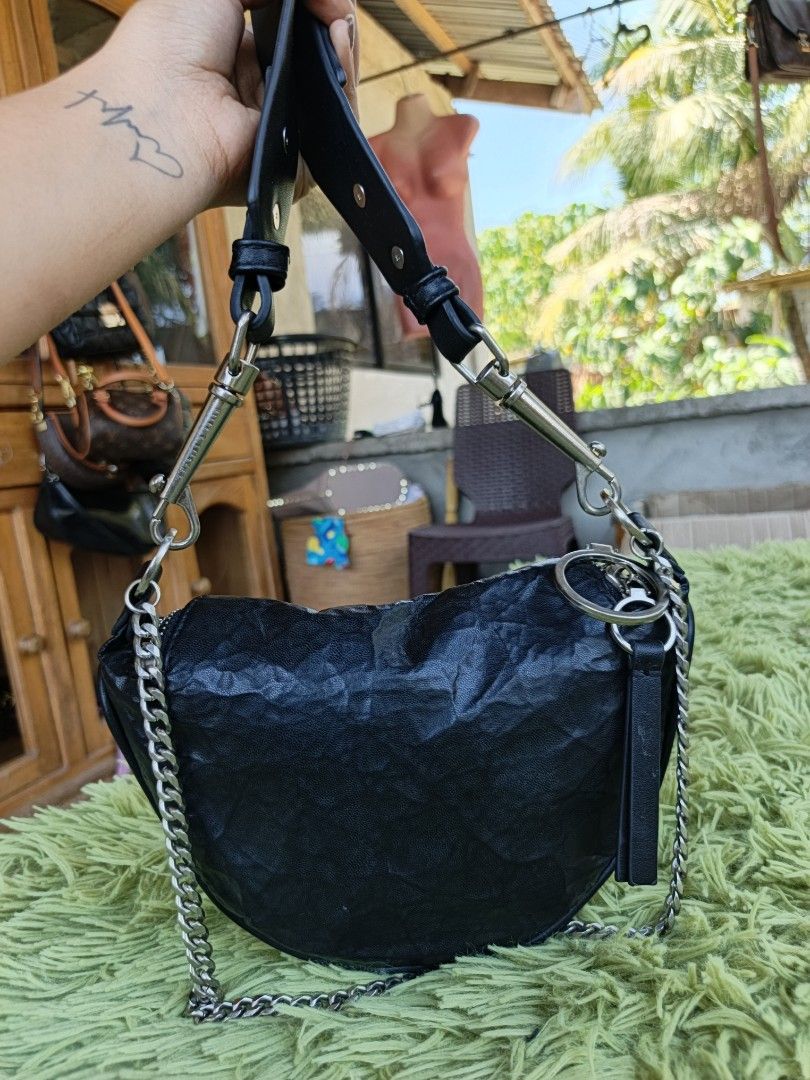 Charles&Keith💯 (Category: Cross-body Bags) located in Manila. Submitted by ukay-ukaybylyn (Listing ID 1460307534, Image 3). Description: bago pa💯 kasya phone.