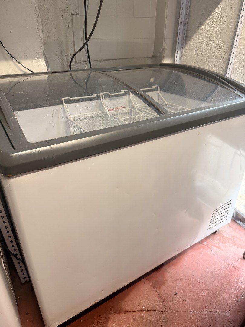Chest top freezer (Category: Refrigerators and Freezers) located in Mandaluyong City. Submitted by classymissy014 (Listing ID 1460501195, Image 1). Description: With 3 wire basket No any issue Bought for 13k Rfs: business closed 📍mandaluyong.