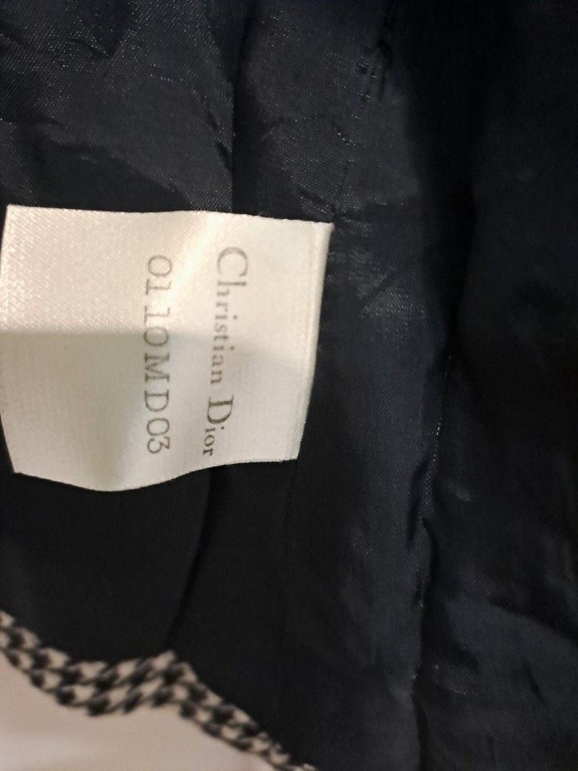 Christian dior houndstooth crop (Category: Coats, Jackets and Outerwear) located in Manila. Submitted by joanbalde39643 (Listing ID 1460475081, Image 3). Description: This item is an authentic vintage Christian Dior Prêt-à-Porter houndstooth coat/blazer, featuring a classic black-and-white patterned weave.Label Details & AuthenticityThe internal label reads "Christian Dior PRÊT-A-PORTER MODELE EXPORTATION", with a secondary size tag below it indi