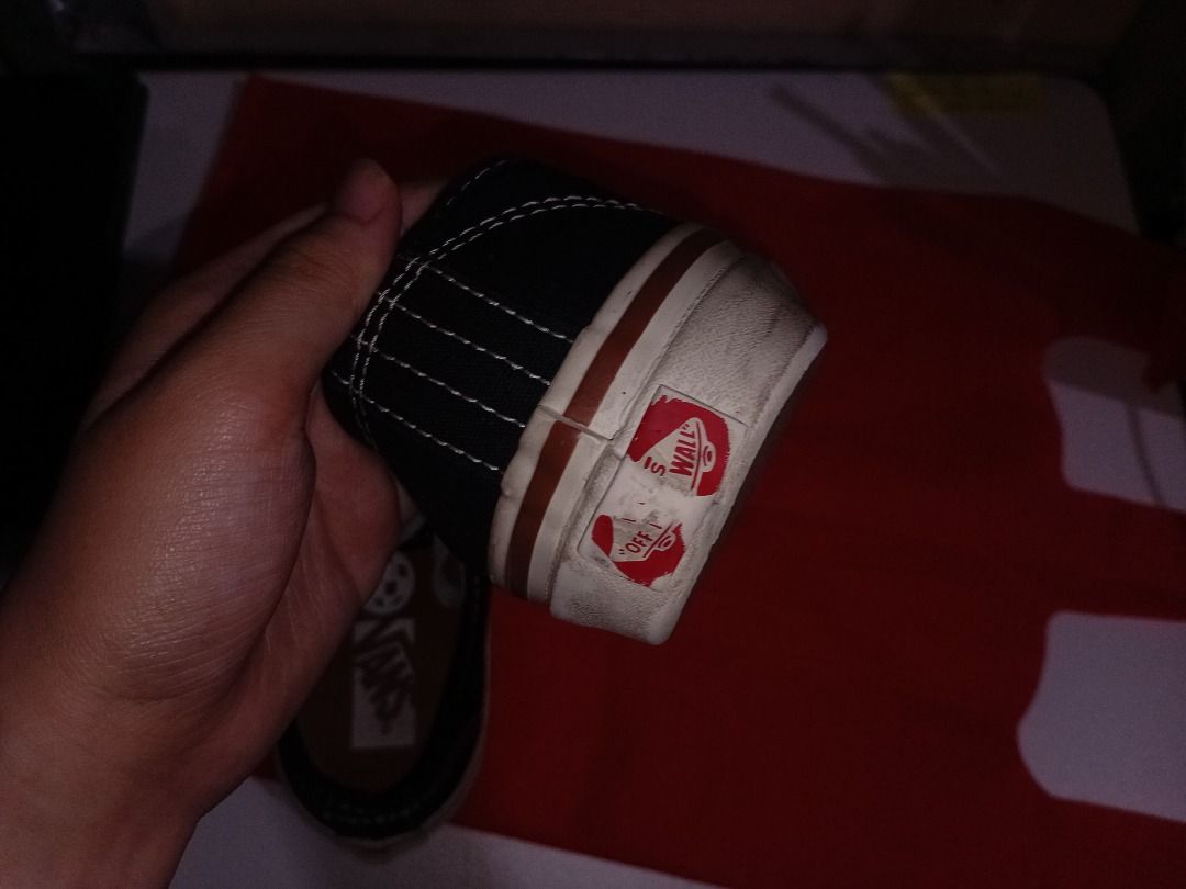 Classic Vans Authentic (Category: Casual Shoes) located in Manila. Submitted by elouvierim (Listing ID 1460406972, Image 3). Description: Color: Black and White US 7 in MEN US 8.5 in WOMEN note: just needs cleaning.