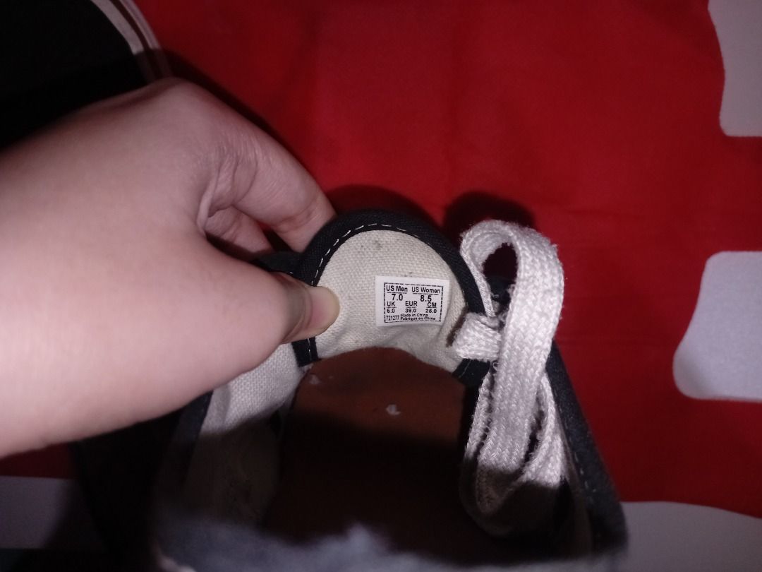 Classic Vans Authentic (Category: Casual Shoes) located in Manila. Submitted by elouvierim (Listing ID 1460406972, Image 2). Description: Color: Black and White US 7 in MEN US 8.5 in WOMEN note: just needs cleaning.