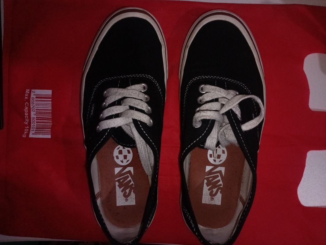 Classic Vans Authentic (Category: Casual Shoes) located in Manila. Submitted by elouvierim (Listing ID 1460406972, Image 1). Description: Color: Black and White US 7 in MEN US 8.5 in WOMEN note: just needs cleaning.