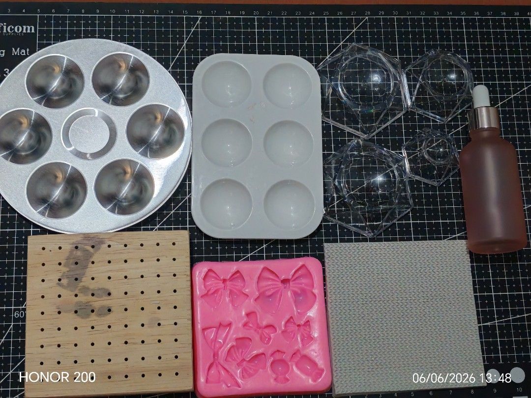 Clay Fondant Cake Decorating Tools Set (Category: Bakeware) located in Manila. Submitted by anncabugos58930 (Listing ID 1460345529, Image 2). Description: - Extensive collection of cake decorating and clay sculpting tools. - Features various cutters, molds, brushes, and shaping instruments. - Includes spherical styrofoam balls for added versatility. - Comes with a silicone mold for creating beautiful bow shapes. - Ideal for both baking enthusiast