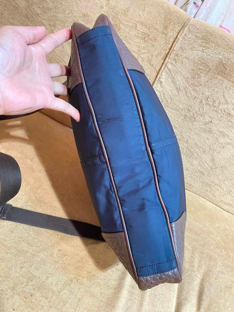 COACH (Category: Luxury Bags & Wallets) located in Dumaguete. Submitted by camillaolshoppe2 (Listing ID 1460353680, Image 3). Description: OG vintage laptop / document bag Excellent condition Super tibay With strap Normal signs of usage.