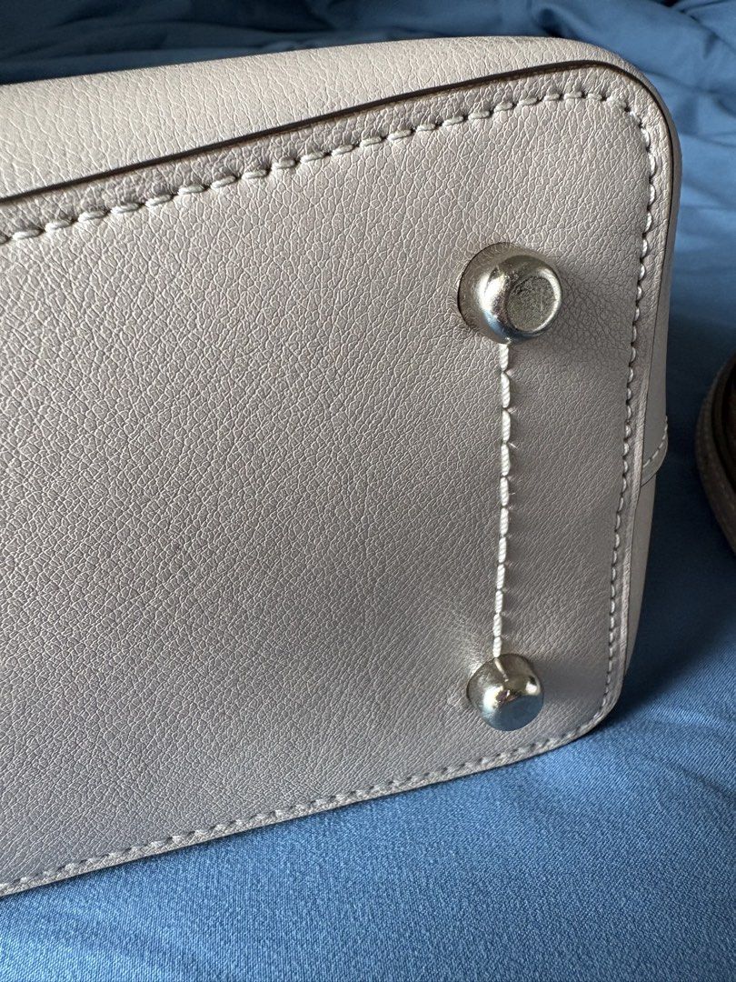 Coach Avenue Carry All (Category: Cross-body Bags) located in Mandaluyong City. Submitted by bolsabellaph (Listing ID 1460391813, Image 3). Description: Coach Avenue Carry All in color Grey Like new.
