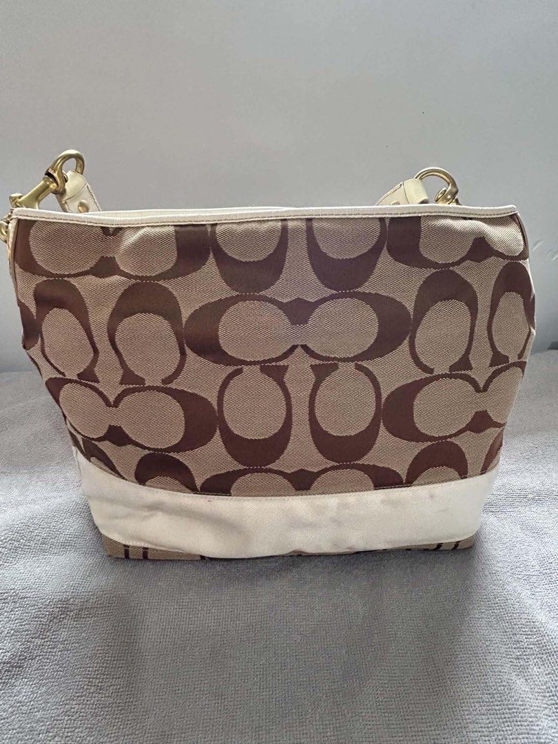 Coach Bag (Category: Luxury Bags & Wallets) located in Imus. Submitted by justinelouis (Listing ID 1460344402, Image 1). Description: Location: Imus, Cavite.