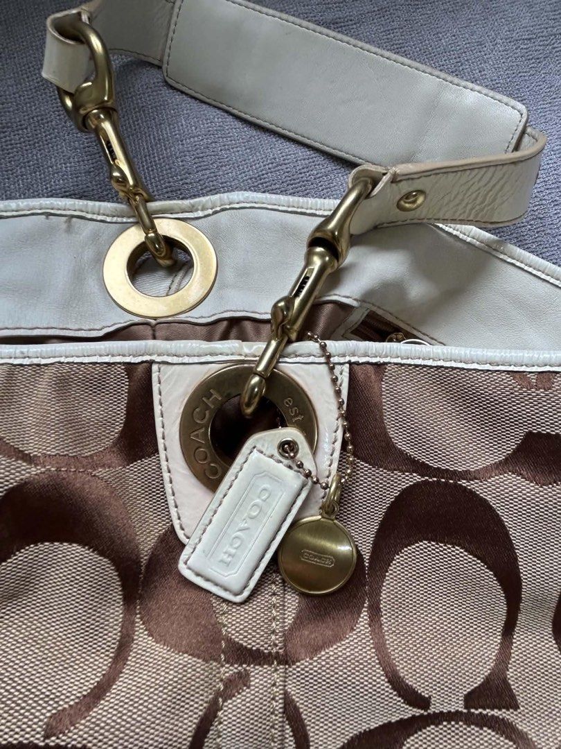 Coach Bag (Category: Luxury Bags & Wallets) located in Imus. Submitted by justinelouis (Listing ID 1460344402, Image 2). Description: Location: Imus, Cavite.