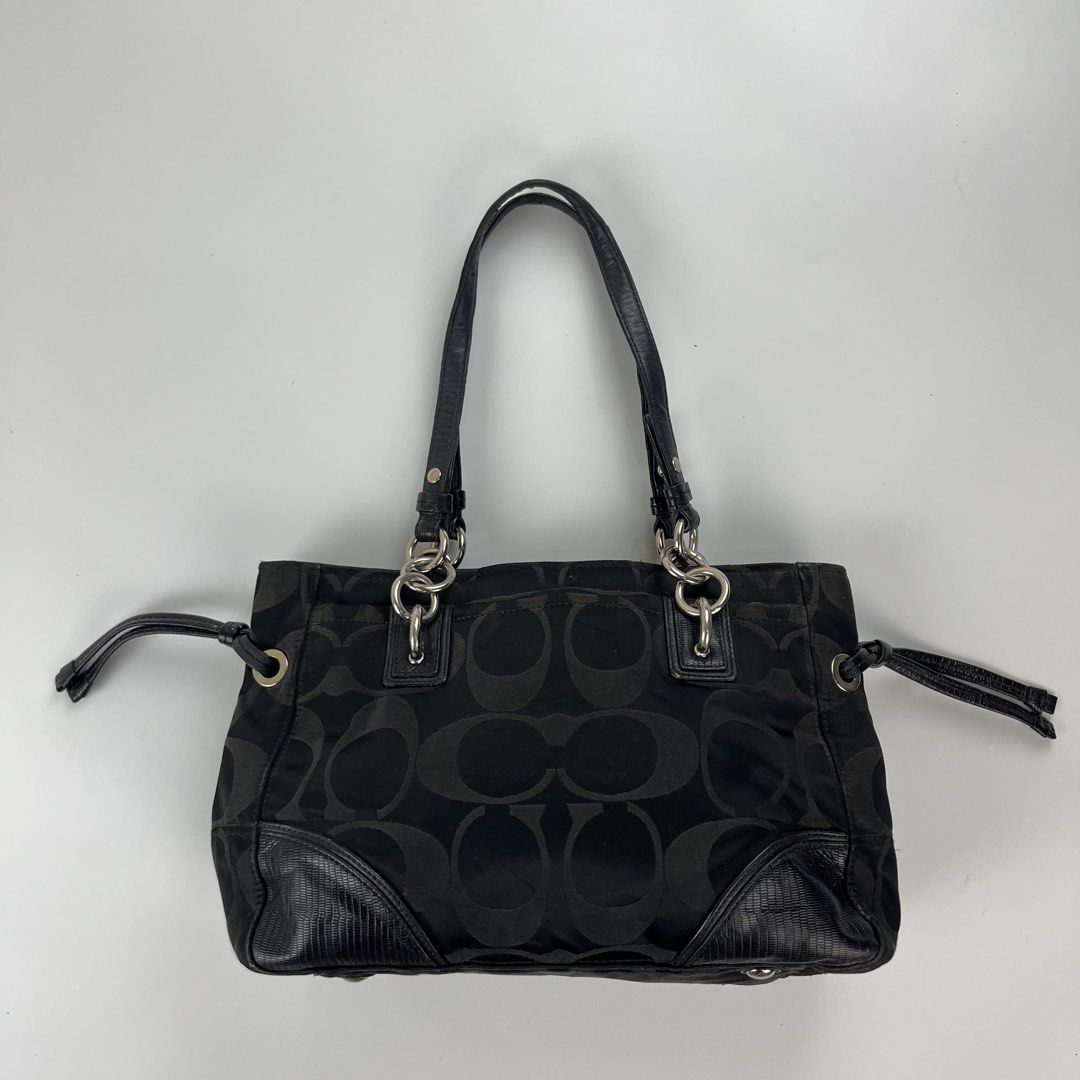 COACH BAG PURSE✨ (Category: Luxury Bags & Wallets) located in Iloilo. Submitted by anonymous_ph (Listing ID 1460348420, Image 2). Description: COACH BAG PURSE✨ DETAILS POSTED! (MINIMAL SIGN OF USED ONLY) HEIGHT 9.5 | BODY LENGTH 13.5 (AUTHENTIC) DM IF INTERESTED 📩 .