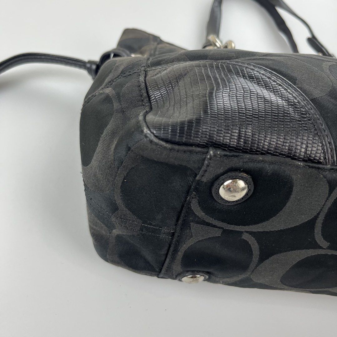 COACH BAG PURSE✨ (Category: Luxury Bags & Wallets) located in Iloilo. Submitted by anonymous_ph (Listing ID 1460348420, Image 3). Description: COACH BAG PURSE✨ DETAILS POSTED! (MINIMAL SIGN OF USED ONLY) HEIGHT 9.5 | BODY LENGTH 13.5 (AUTHENTIC) DM IF INTERESTED 📩 .