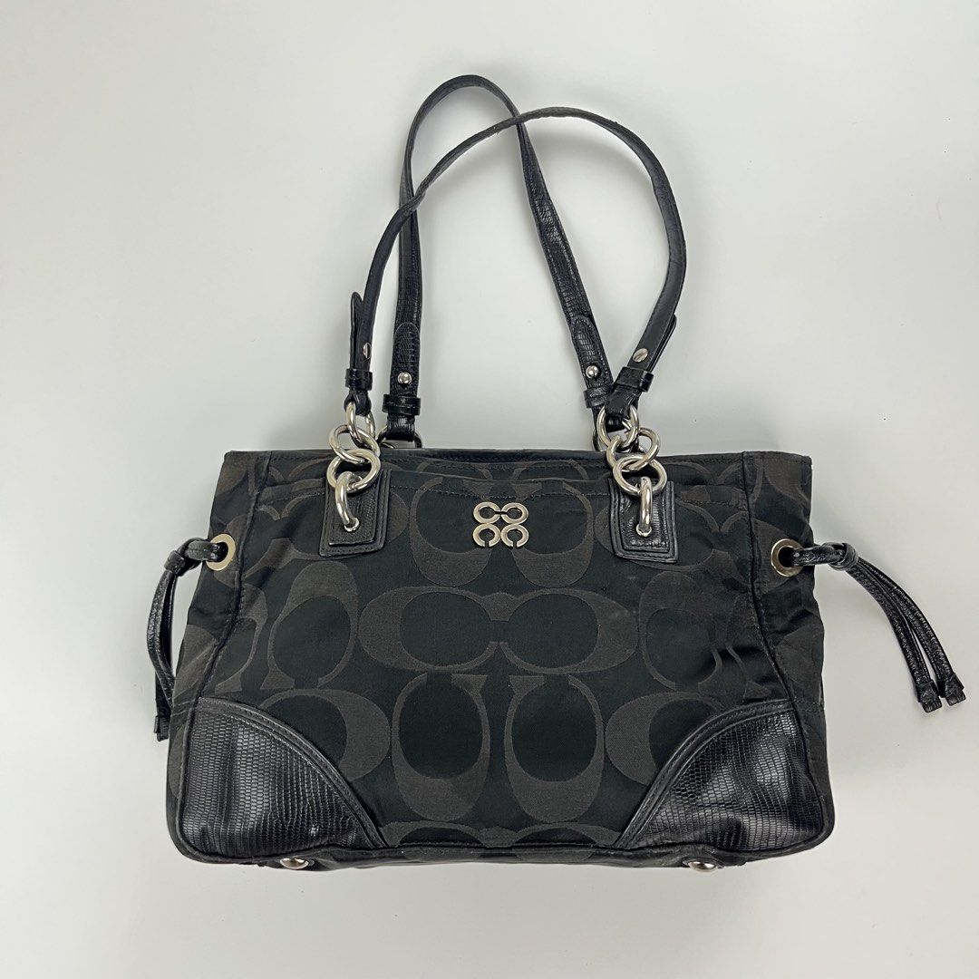 COACH BAG PURSE✨ (Category: Luxury Bags & Wallets) located in Iloilo. Submitted by anonymous_ph (Listing ID 1460348420, Image 1). Description: COACH BAG PURSE✨ DETAILS POSTED! (MINIMAL SIGN OF USED ONLY) HEIGHT 9.5 | BODY LENGTH 13.5 (AUTHENTIC) DM IF INTERESTED 📩 .