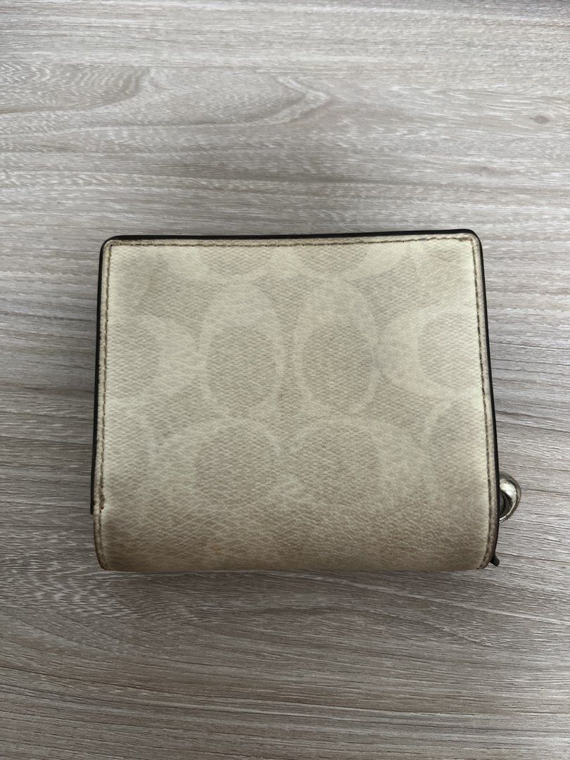 COACH 短銀包coach wallet （分類：銀包、卡片套）位於 Hong Kong。 由 ellaaipaipai 提交（商品編號 1460473040，圖片 2）。簡介： 係COACH嘅短銀包，經典嘅Monogram圖案。入面有卡位同散紙位，好實用。銀色扣同埋拉鏈位，設計簡潔。適合放喺手袋或者褲袋用。。