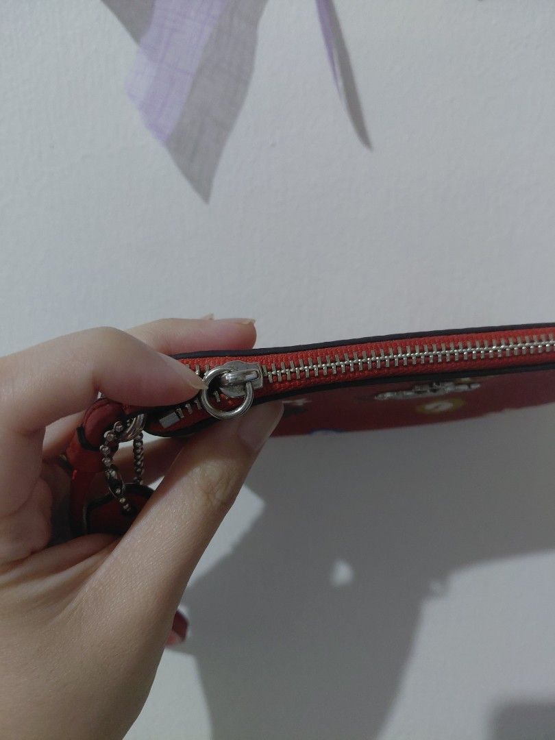 Coach Floral Wrislet (Category: Luxury Bags & Wallets) located in Tarlac. Submitted by wornwardrobe (Listing ID 1460405828, Image 3). Description: Broken zipper pull and peeled brand logo inside, see photos Kindly note that all items are stored at my parents’ house and not on hand. Retrieval takes up to 2 weeks before shipping. Please purchase only if you’re okay with the wait. Message me to check the next available shipping date! Thank you!.