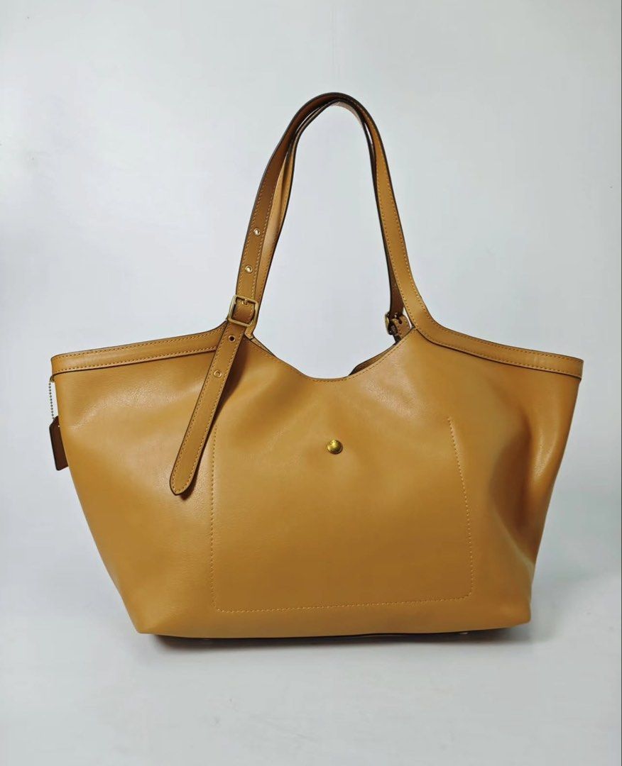 ❤️Coach Gramercy Leather Tote Bag (Category: Tote Bags) located in Quezon City. Submitted by asrcollections (Listing ID 1460371276, Image 3). Description: ❤️Coach Gramercy Leather Tote Bag ✅₱ 6500 📐23’ top w x 14’ base w x 11’h x 7’d inches Onhand and ready to ship/lalamove.