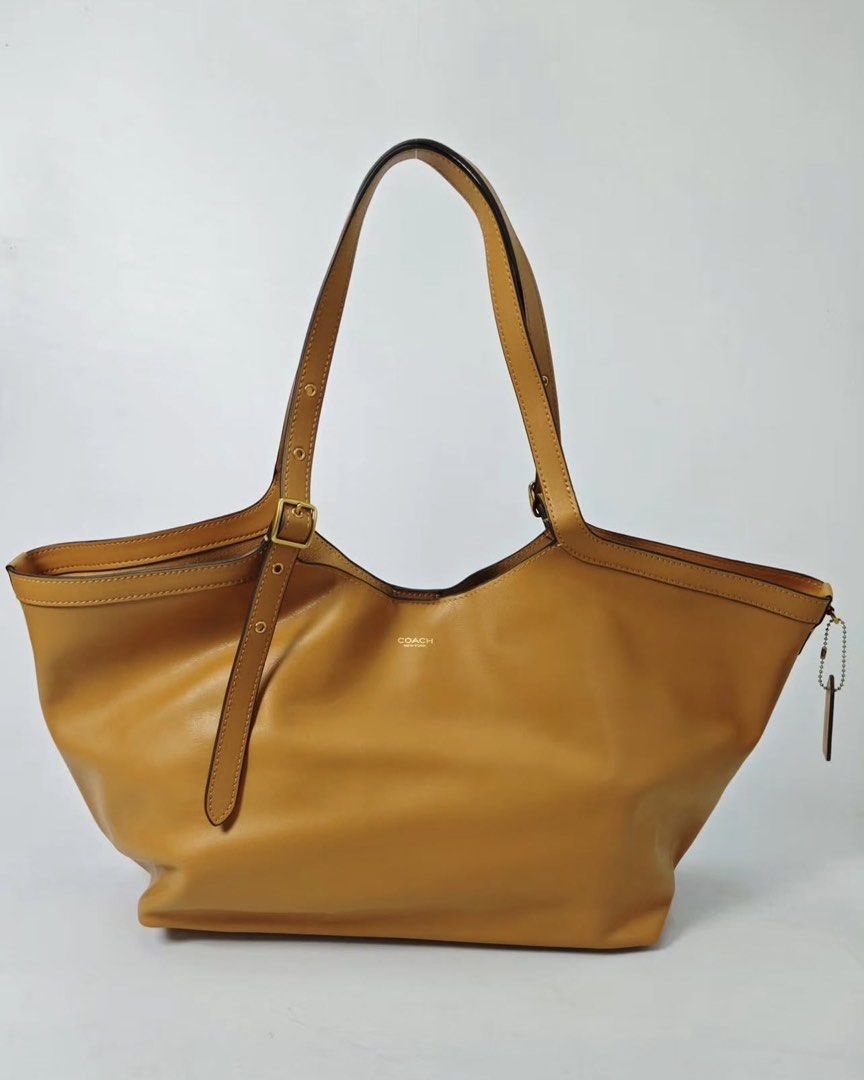 ❤️Coach Gramercy Leather Tote Bag (Category: Tote Bags) located in Quezon City. Submitted by asrcollections (Listing ID 1460371276, Image 1). Description: ❤️Coach Gramercy Leather Tote Bag ✅₱ 6500 📐23’ top w x 14’ base w x 11’h x 7’d inches Onhand and ready to ship/lalamove.